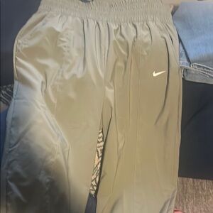 Nike Green Sweatpants with Elastic Waistband and Relaxed Fit